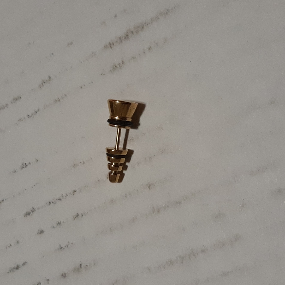 Ear Rings. 18 karat gold plating. They look like Flathead screws. - Picture 3 of 4